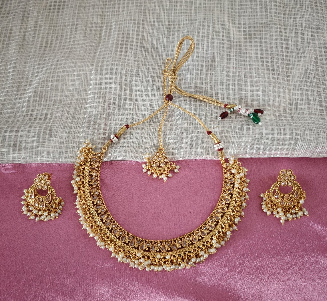 WHITE DHVIJA JEWELLERY SET
