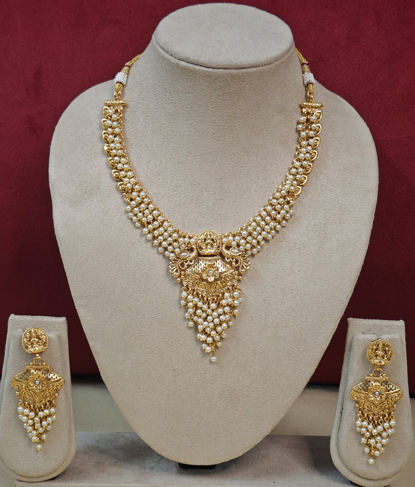 WHITE PIHU JEWELLERY SET