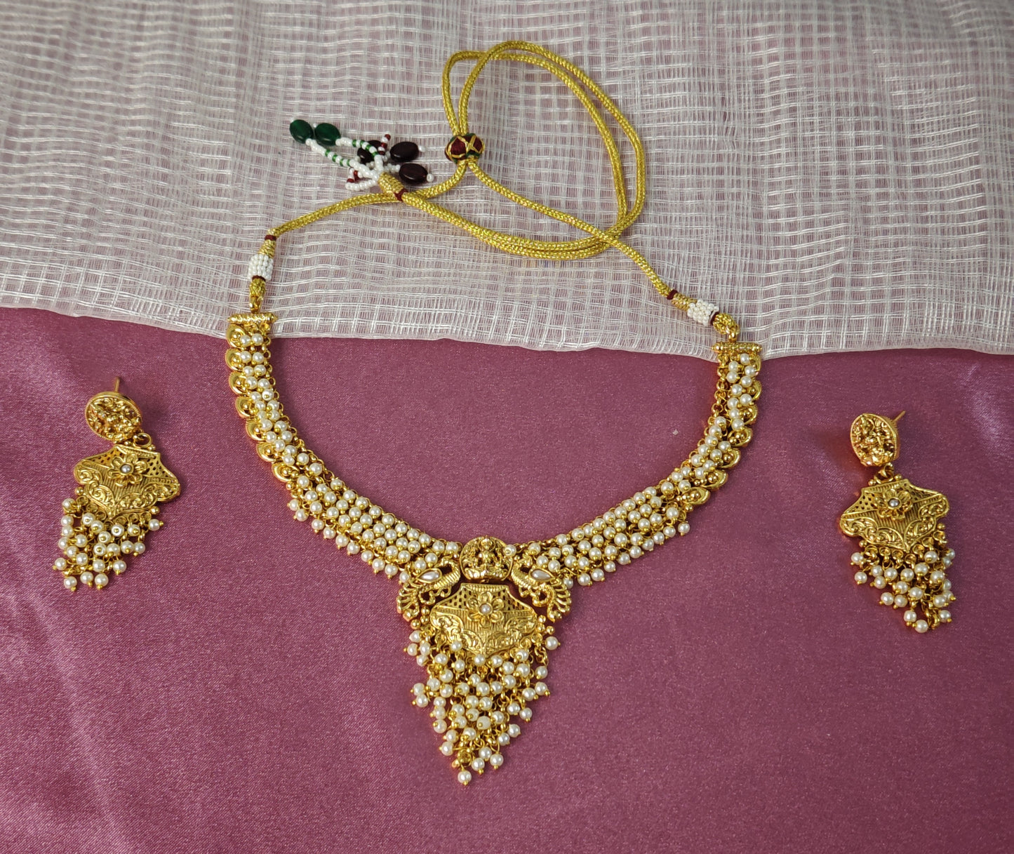 WHITE PIHU JEWELLERY SET