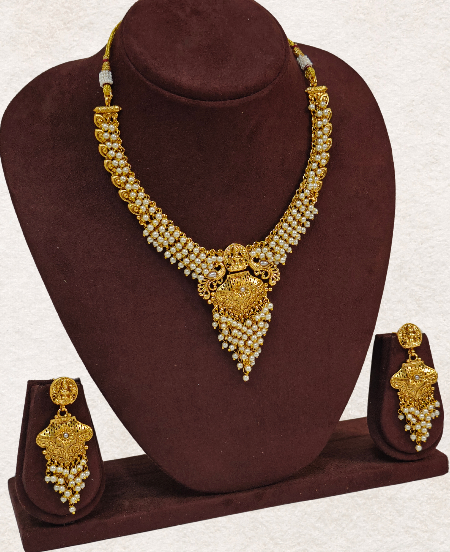 WHITE PIHU JEWELLERY SET