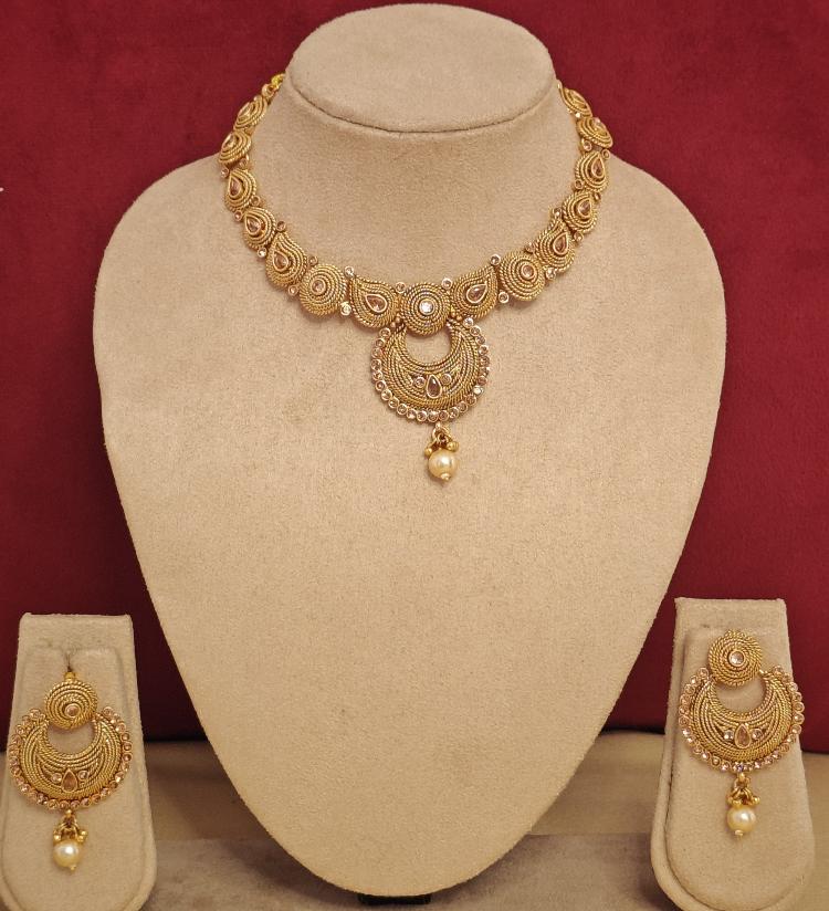 GOLDEN KAAVYA JEWELLERY SET