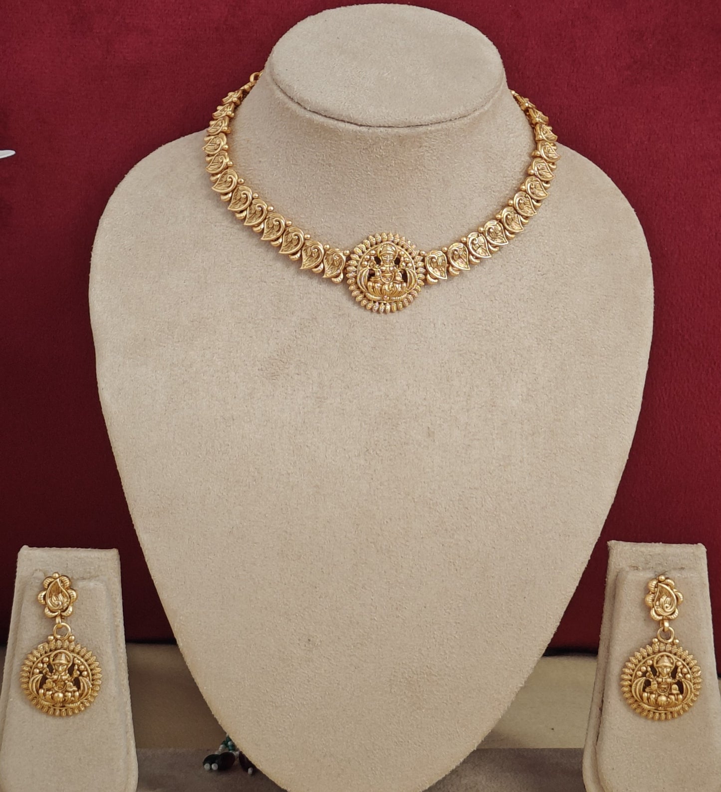 GOLDEN MAHIRA TEMPLE JEWELLERY SET