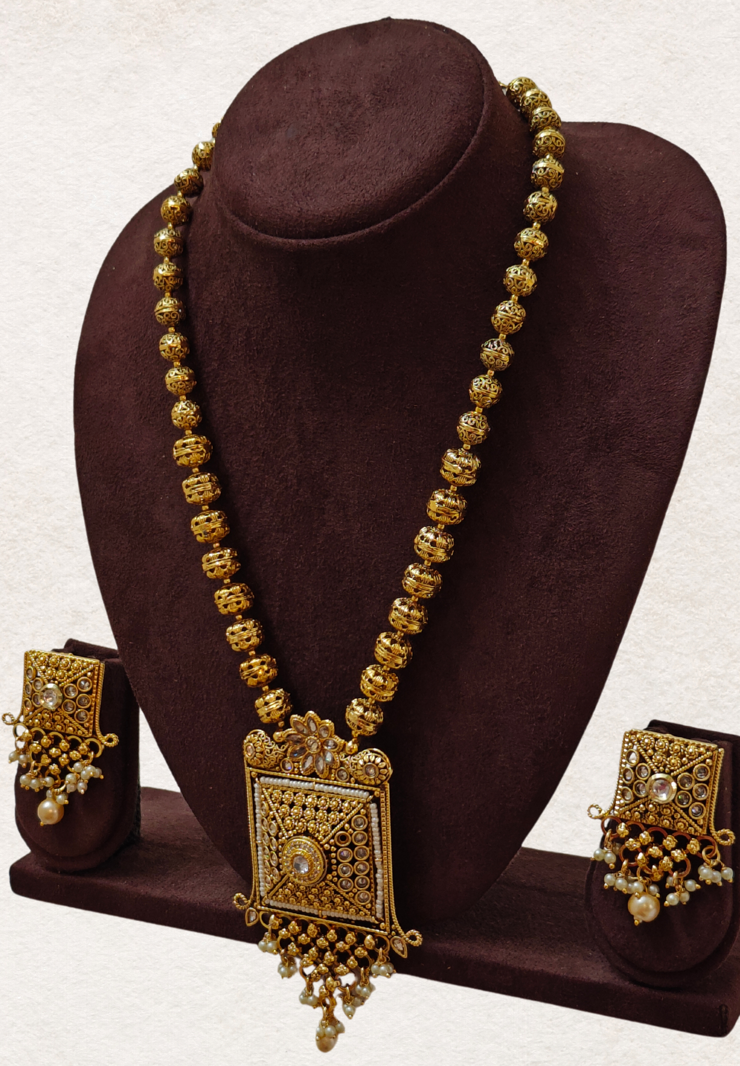 WHITE SAANVIKA JEWELLERY SET