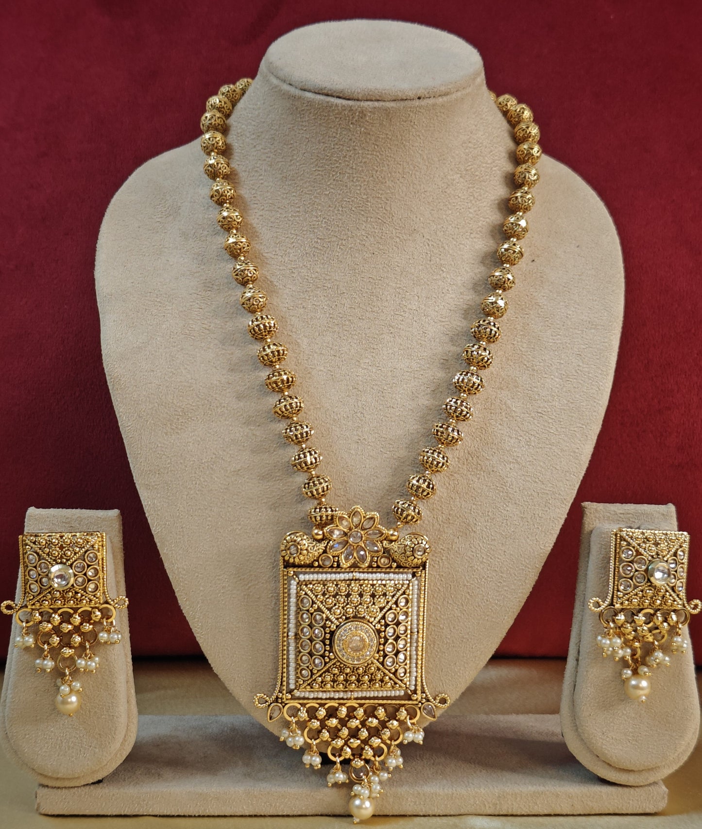 WHITE SAANVIKA JEWELLERY SET