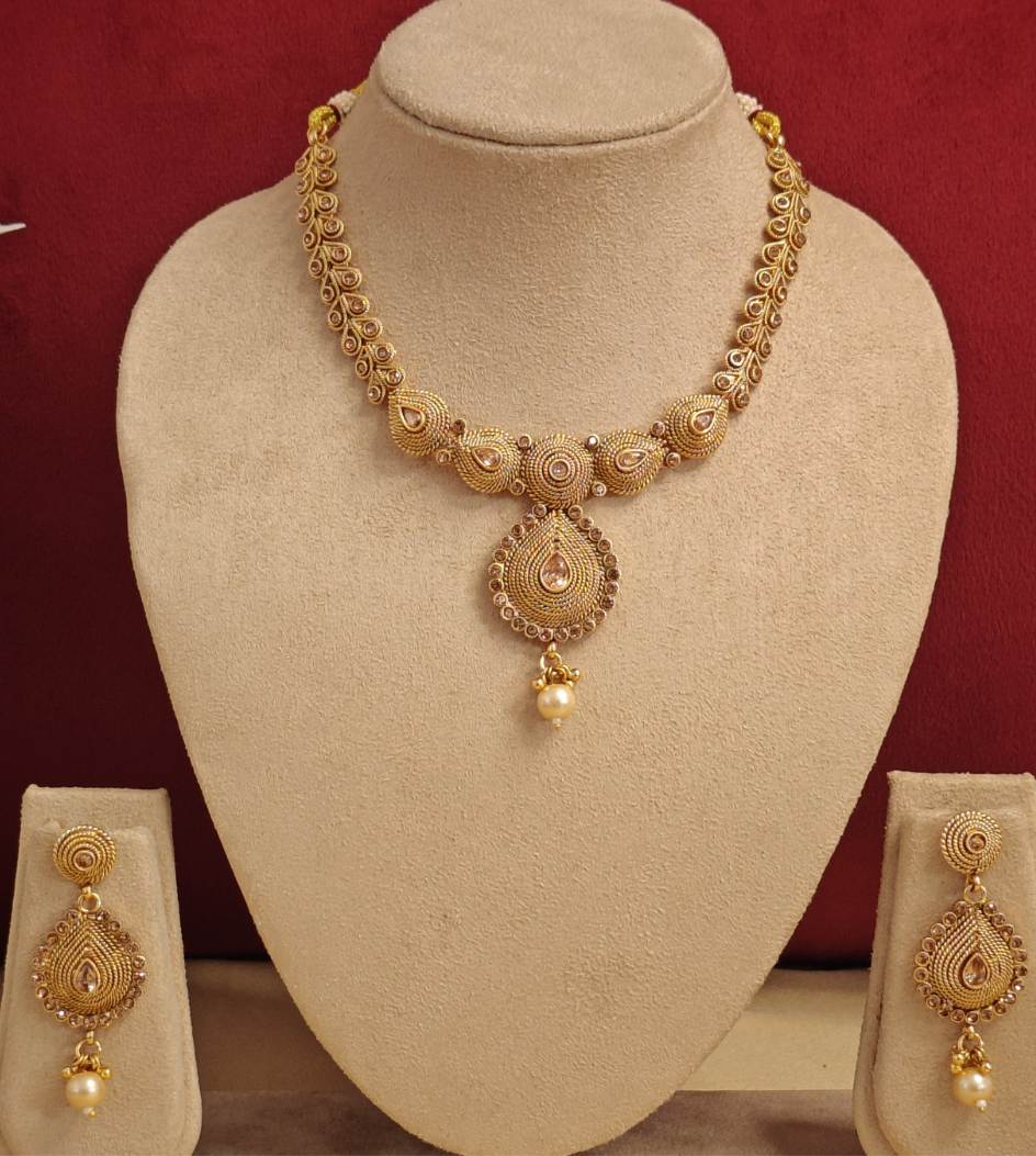 GOLDEN TOSHNA JEWELLERY SET