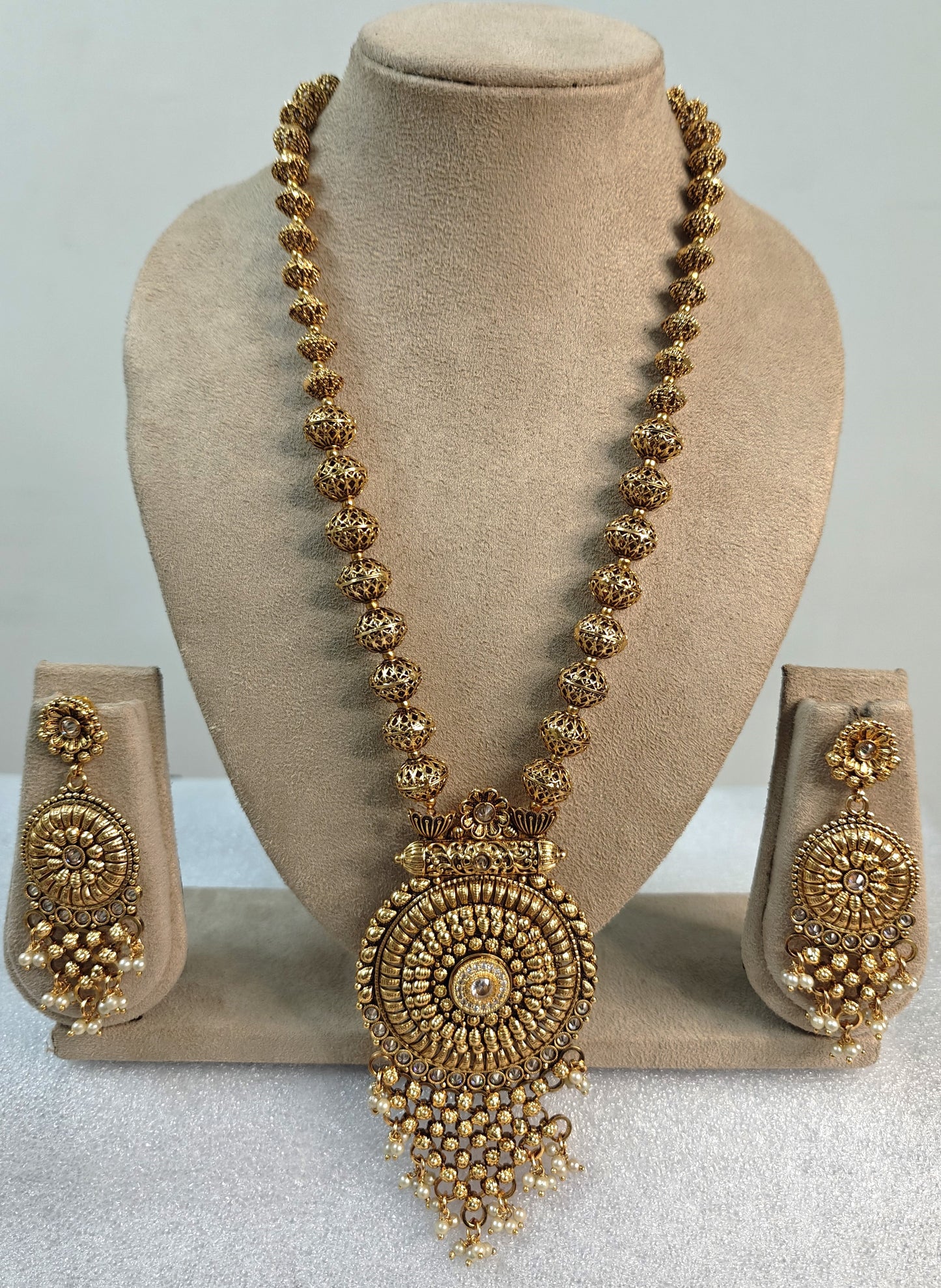 WHITE AASTHA JEWELLERY SET