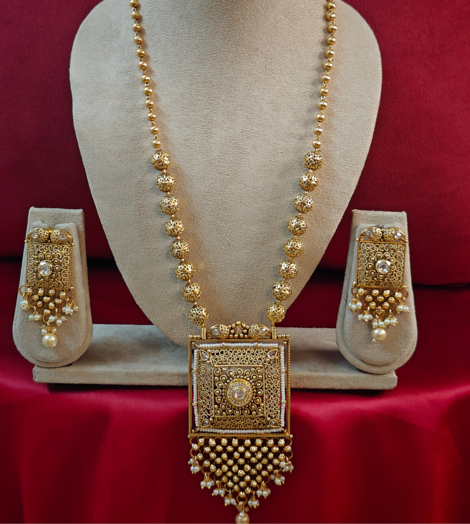 WHITE AANSHI JEWELLERY SET