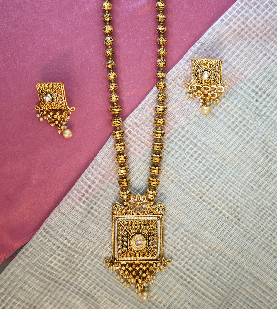 WHITE SAANVIKA JEWELLERY SET